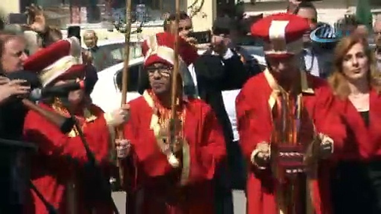 Arda Turan ve Emre Belözoğlu, Eyüp Sultan'da down sendromlu çocuklarla pasta yaptı