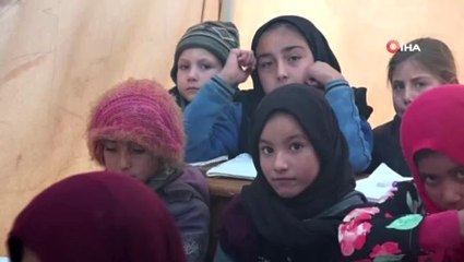 Esad rejiminin bombardımanı sürerken, öğrenciler dersleri ailelerinden alıyor