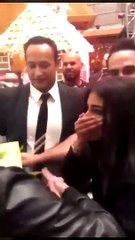 ردة فعل معجبة عندما شاهدت تامر حسني في الكويت