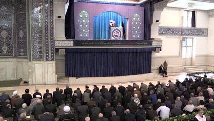 İran'daki cuma namazında ABD aleyhine slogan atıldı