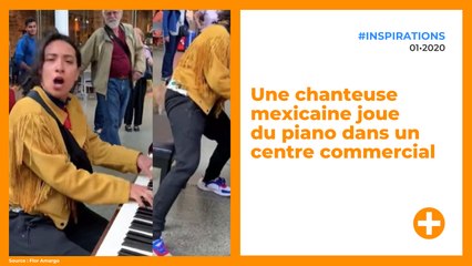 Une chanteuse mexicaine joue du piano dans un centre commercial