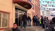 HDP binası önü karıştı! Diyarbakır annelerine taciz!
