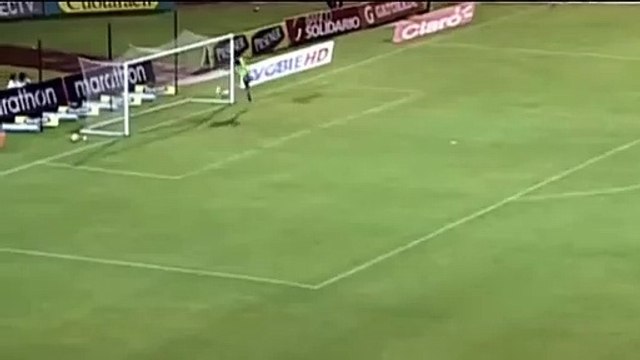 Yok böyle bir gol! Orta sahadan attı...