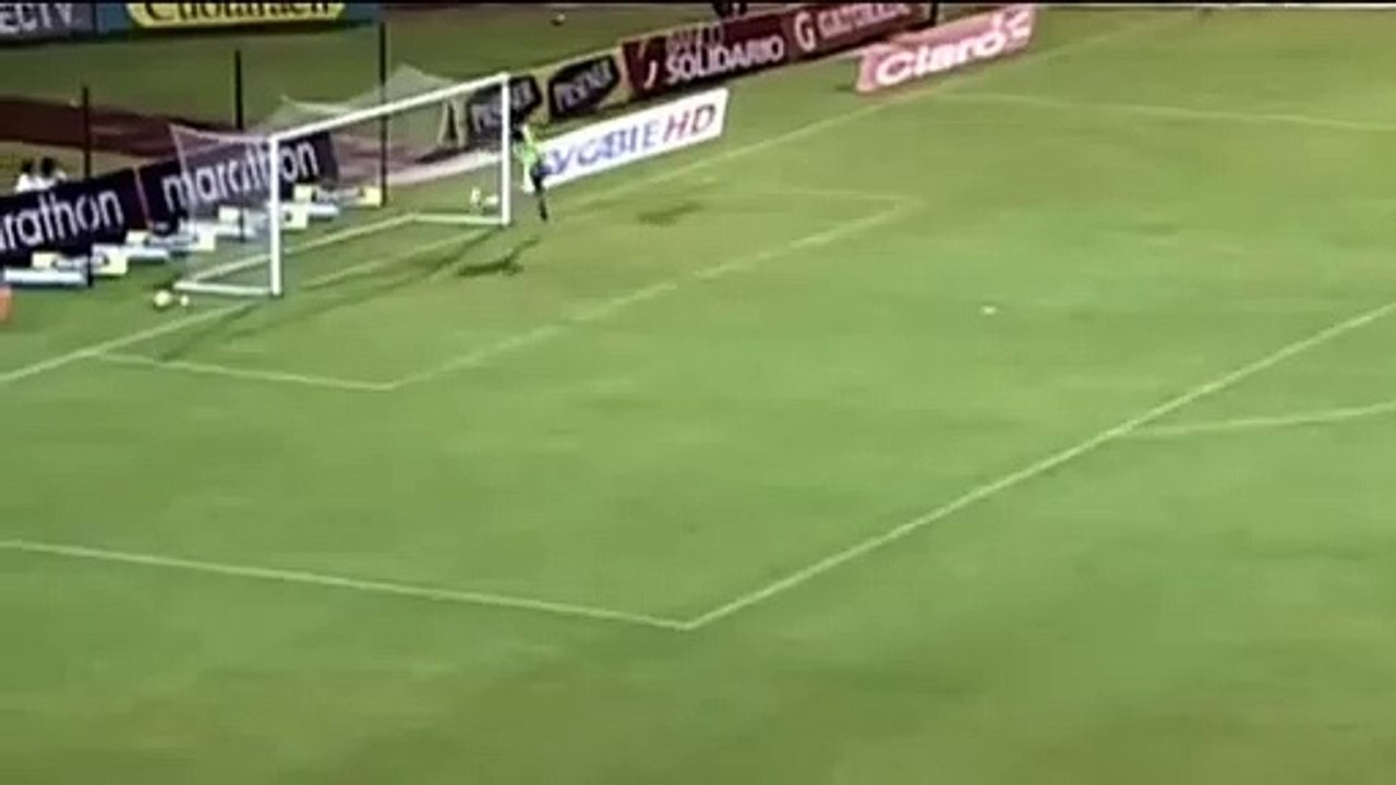 Yok böyle bir gol! Orta sahadan attı...