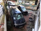 Kontrolden çıkan araç binanın duvarına çarptı, iki kişi araçta sıkıştı