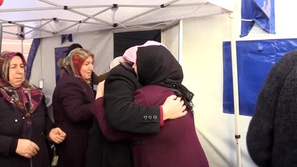 Torununa kavuşmanın sevincini oturma eylemi yapan annelerle paylaştı