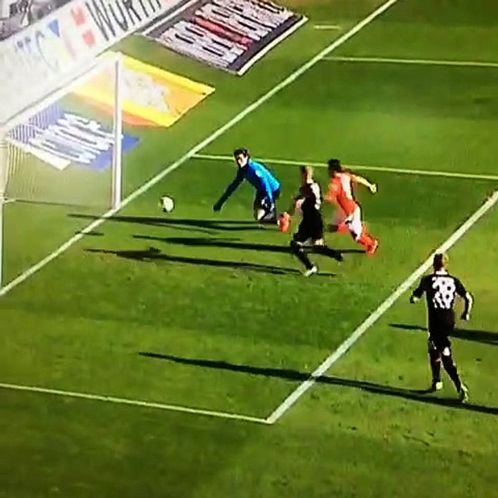 Topu zorla kendi kalesine atan defans oyuncusu