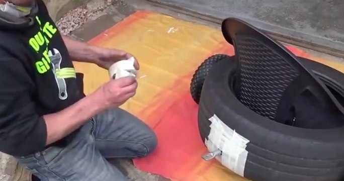 Gianni Pirola transforme deux pneus en petits wagons pour ses enfants