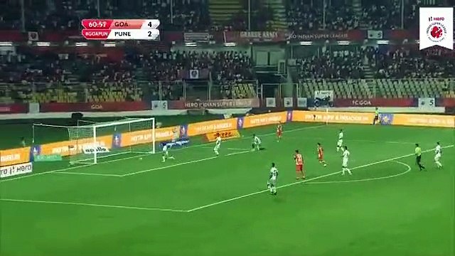 Hindistan Süper Liginde oynanan bir karşılaşmada golü önlemek isteyen futbolcunun talihsiz anı