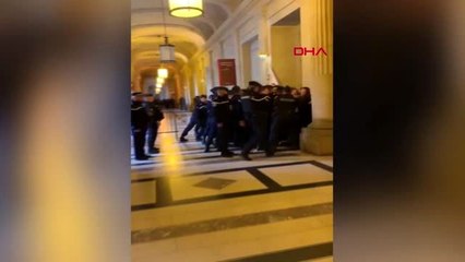 Avukatlar bu kez paris'te bakanı cübbelerle protesto etti