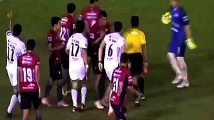 Rakibini önce yere attı sonra tekmeledi!