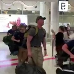 Tải video: Incendies en Australie: Des pompiers américains envoyés en renfort acclamés à l'aéroport