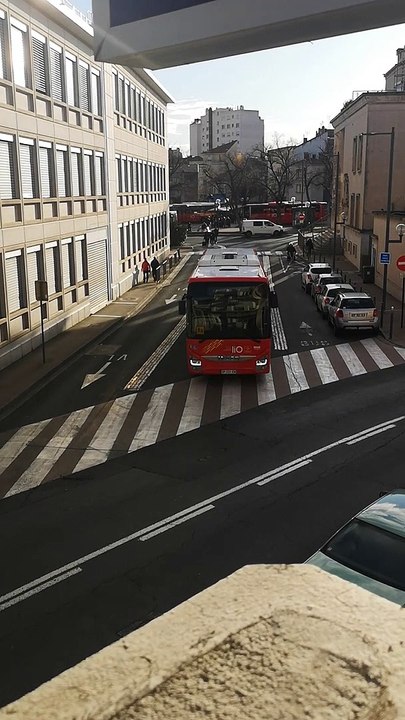 Béziers : un conducteur de la Région Occitanie ne prend même pas soin de s'arrêter à la sortie de cette rue qu'il a pourtant emprunté en sens interdit
