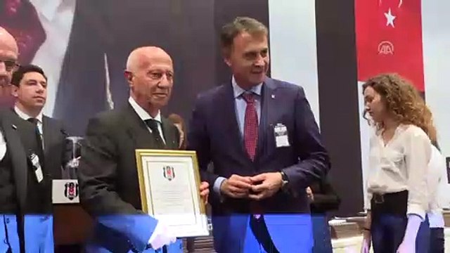 Beşiktaş Kulübü Divan Kurulu toplantısı sonrası Beşiktaş Kulübü üyeliğinde 50 ve 25. yıllarını dolduran kişilere rozetleri takdim edildi.