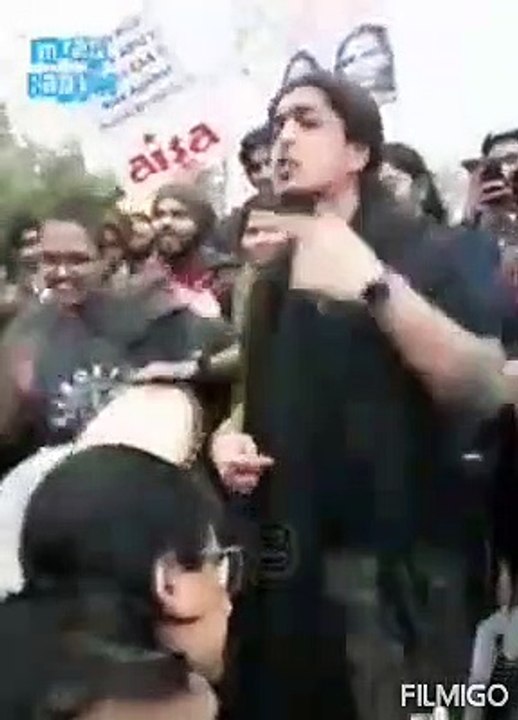 हिंदू राष्ट्र की चुल तेरे सर पे सवार। Du छात्रों का विरोध प्रदर्शन का यह अंदाज आपने नहीं सुना होगा।