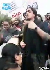 हिंदू राष्ट्र की चुल तेरे सर पे सवार। Du छात्रों का विरोध प्रदर्शन का यह अंदाज आपने नहीं सुना होगा।