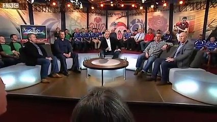 Babası sahaya daldı!