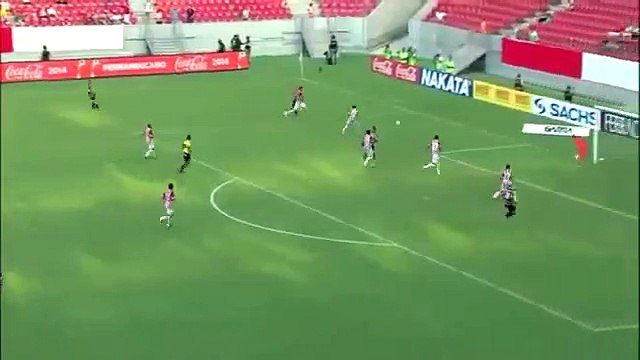 Zorla kendi kalesine attı! Yok böyle bir gol...