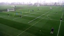 Leeds United menajeri Marcelo Bielsa, idmanda harika bir gol kaydeden Bamforda koşarak sarılıyor