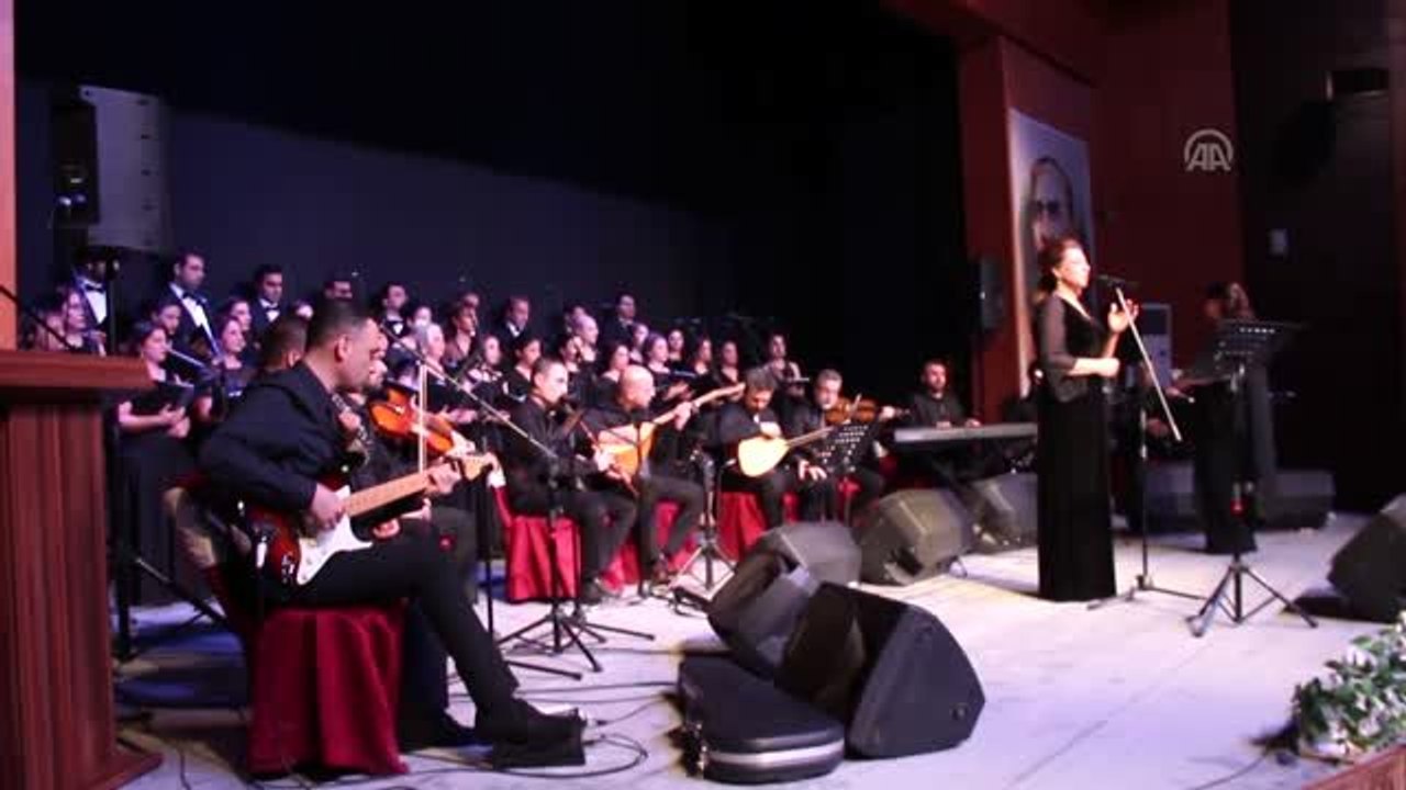 Müzik öğretmenlerinden oluşan koro ilk sahnesini aldı