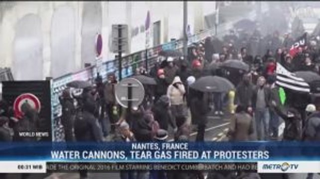 French Police Fire Water Cannons, Tear Gas at Protesters