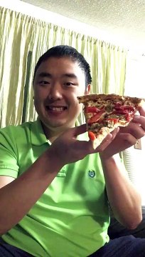 Il avale cette part de pizza en 1 bouchée !