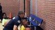 Dunk d'un enfant.. porté par un policier au panier de basket !