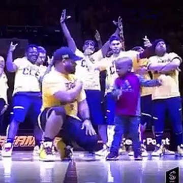 Dans eden minik taraftar herkesi kendisine hayran bıraktı