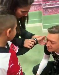 Mesut Özil ve görme engelli çocuk