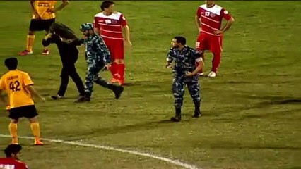 Sahaya daldı futbolcuya atkı taktı...