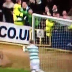 Geçersiz golü kutlarken sahaya düştü!