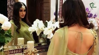 Mouni Roy Looks So Stunning at Ekta Kapoor's Grand Diwali Party 2018