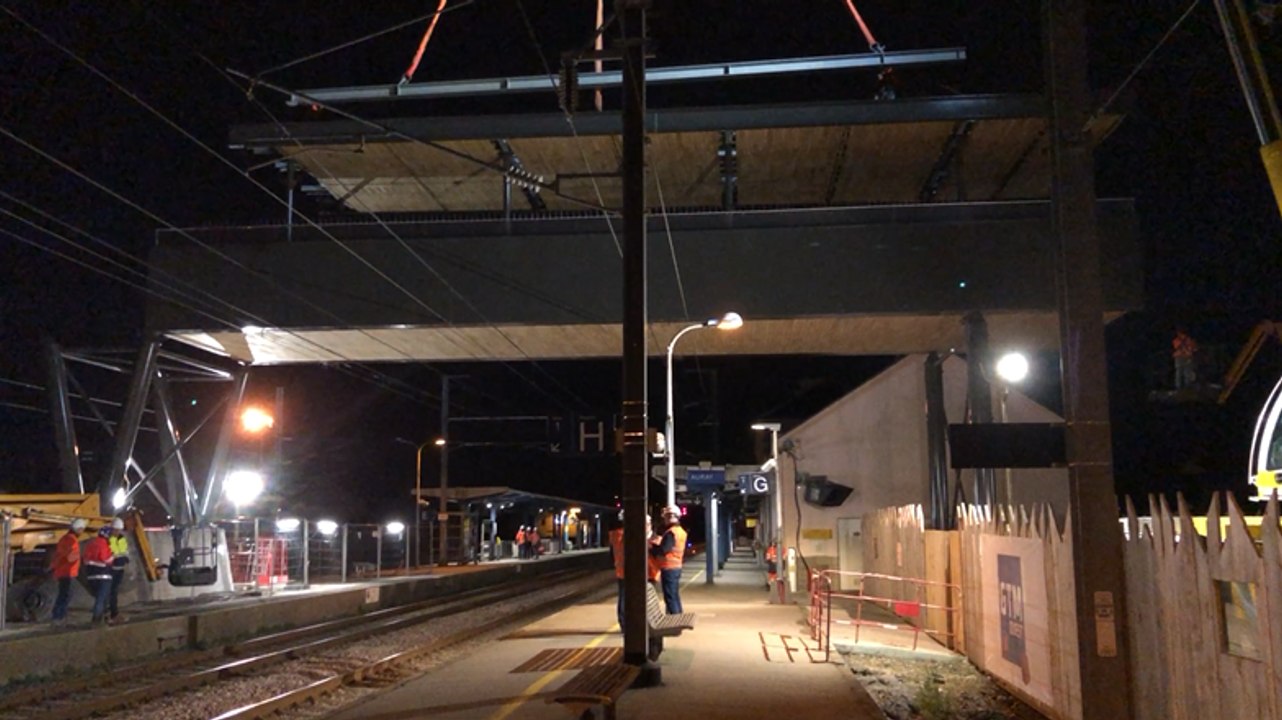 La passerelle de la nouvelle gare d’Auray est posée