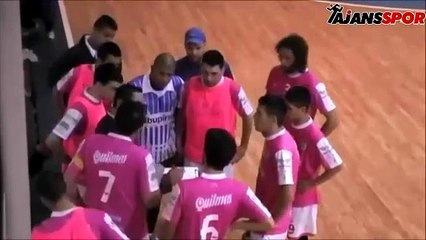 Salon futbolunda bir çılgın frikik organizasyonu!