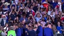 Dünya Şampiyonu Fransa, kendileri için bestelenen şarkı eşliğinde Fransız taraflarının huzurunda