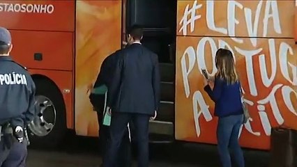 Portekizli yıldız Cristiano Ronaldo, kendisi için ağlayan minik hayranını otobüsten inerek mutlu etti