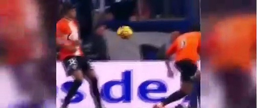 Önceki gün oynanan bir maçta tribünden maçı takip eden bir kadın futbolseverin yüzüne gelen top böyle görüntülendi.