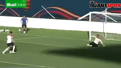 Van Persie Hollanda kalecisiini madara etti!