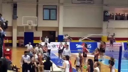 Kadın voleybol maçında şiddet