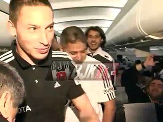 Beşiktaşlı oyuncular uçakta döktürdü!