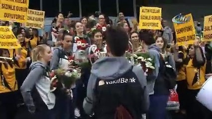 Avrupa şampiyonu VakıfBank, İstanbul'a döndü!