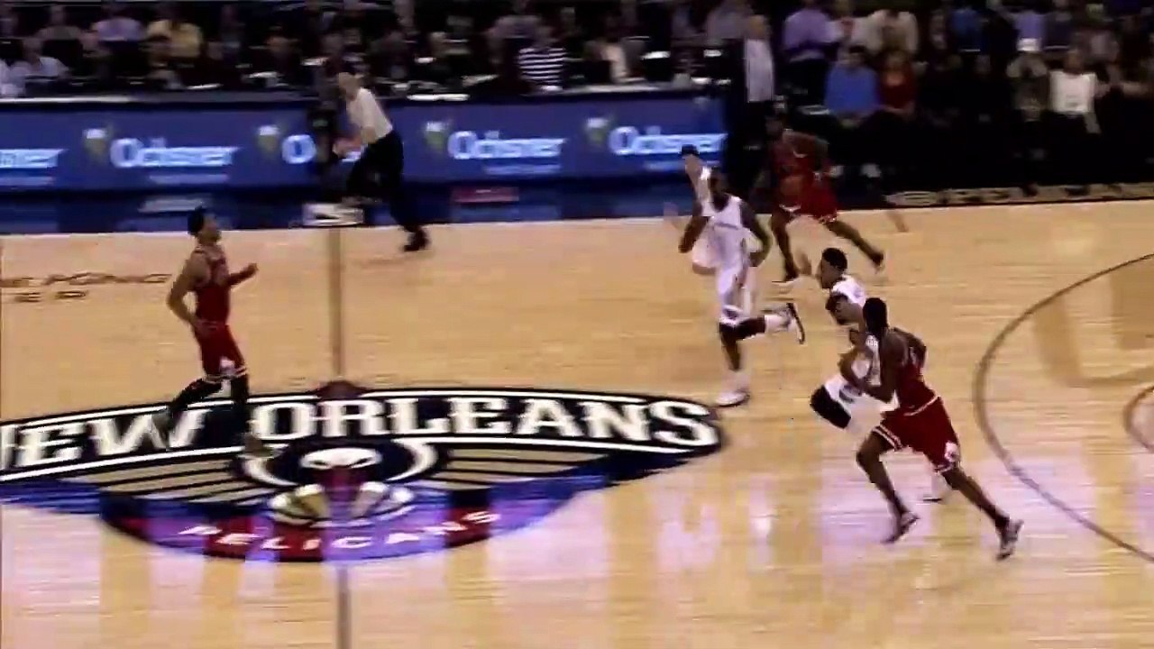 Anthony Davis omzunun üstüne düştü ve oyuna devam edemedi