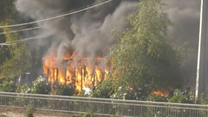 Bus quemado y denuncias por acción policial en nueva jornada de protestas en Chile