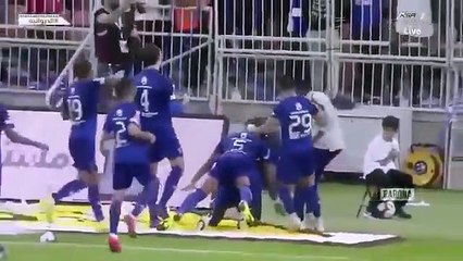 Galatasaray’ın eski futbolcusu Bafetimbi Gomis gol sevinciyle, top toplayıcı çocuğu önce korkuttu sonra formasını hediye ederek sevindirdi.