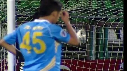 Kaleci dondu kaldı! Şık bir frikik golü...