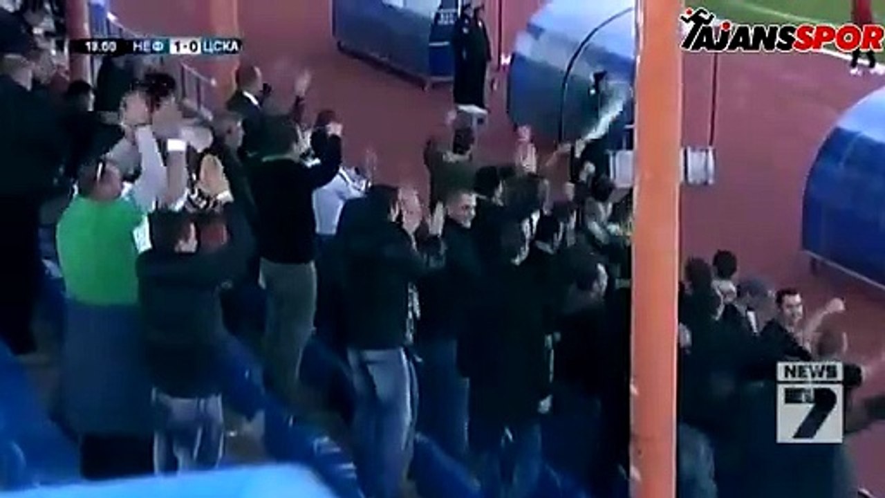 Akıl dolu bir vuruş.. Orta sahadan attı..