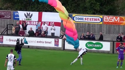 Paraşütle sahaya inmek...