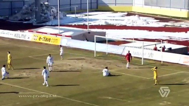 Bu neyin kafası? Kendi kalesine ilginç gol...