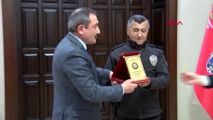 Ankara emniyet müdürü servet yılmaz'dan emekli olan 3 bekçiye plaket
