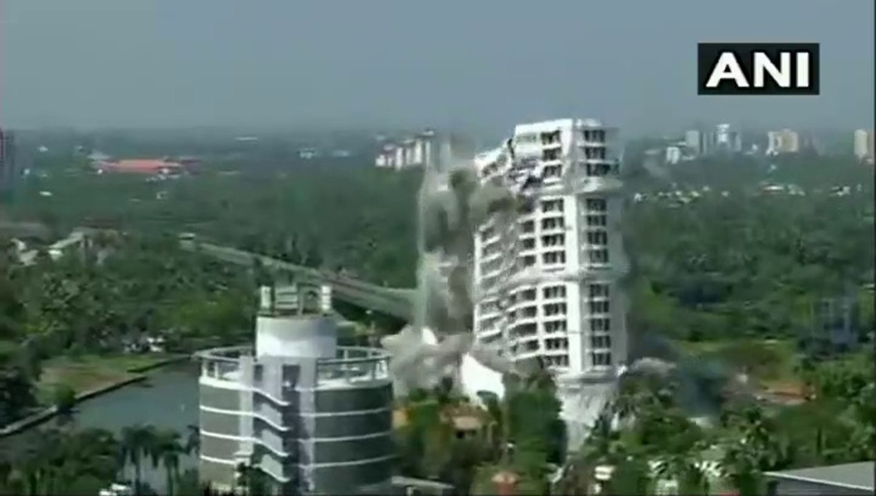 వీడియో వైరల్ : క్షణాల్లో పేకమేడలా కూలిన మరదు అపార్ట్‌మెంట్స్!!